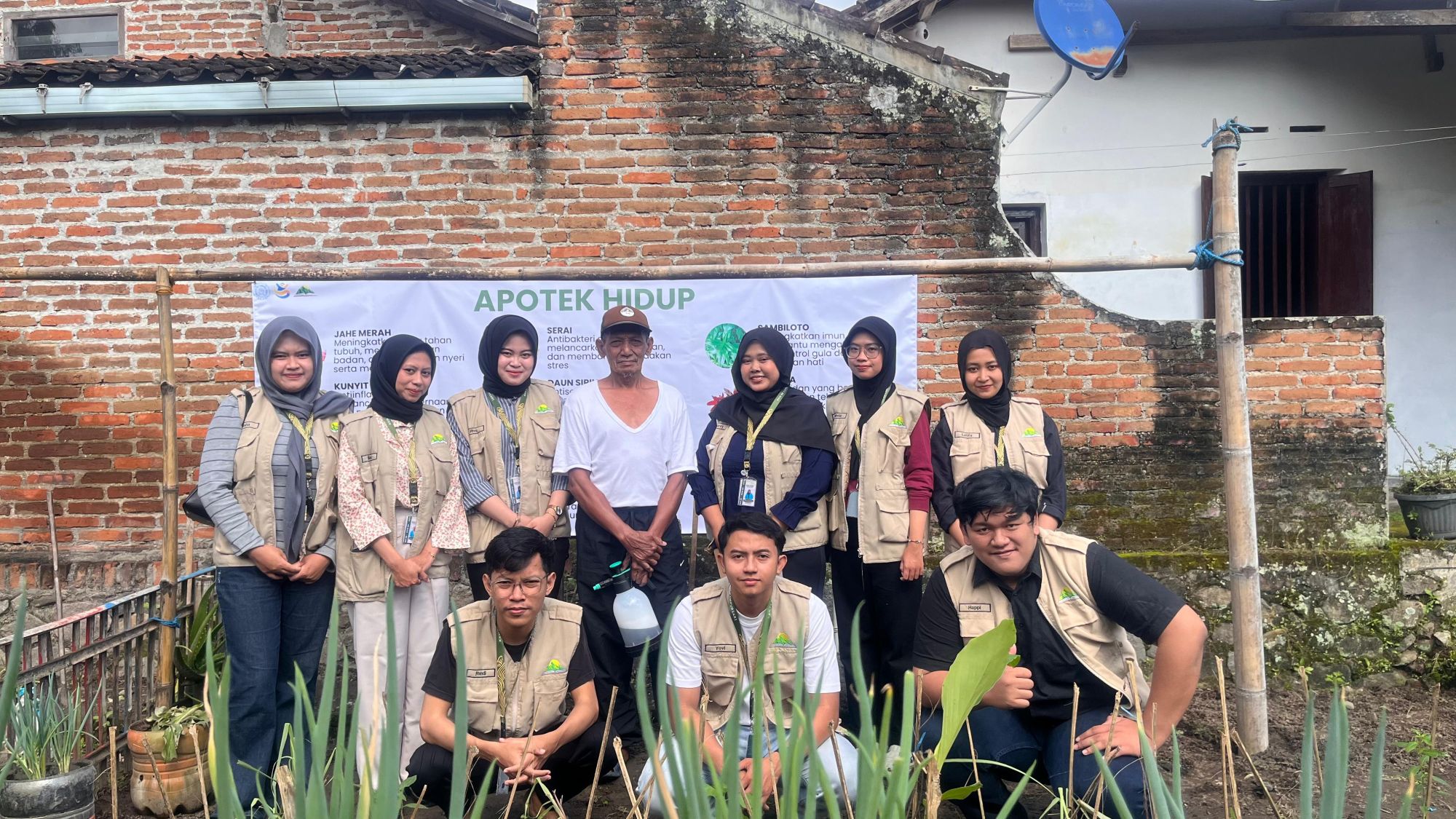 KOLABORASI KKN UNS DAN WARGA CAMPURSARI OPTIMALKAN PEMANFAATAN TOGA LEWAT PROGRAM APOTEK HIDUP